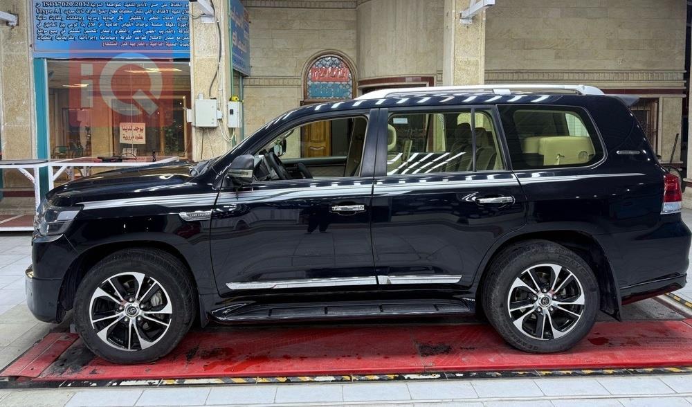 تۆیۆتا لاند کروزەر